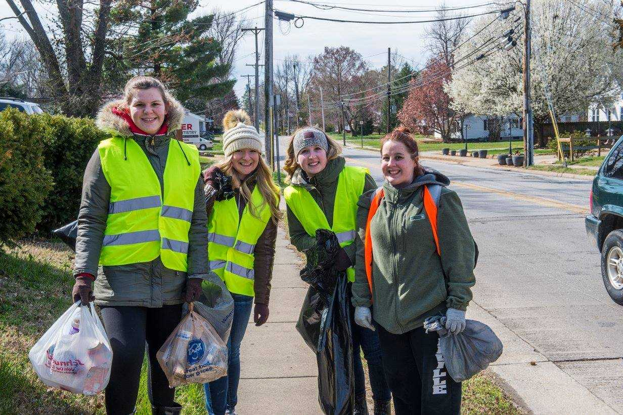 SIu students picking up trash in carbondale, il