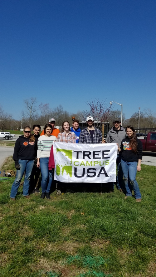 2018 tree planting group with the tree campus USA banner